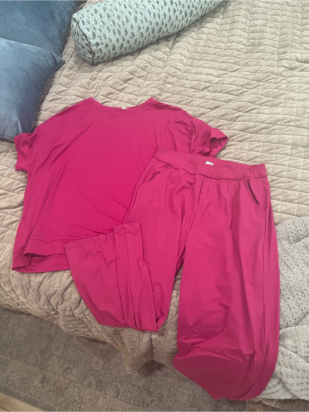 Yelete Women’s XXL top/XL bottom Fuchsia Short Sleeve/Pants Set